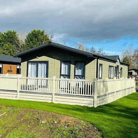 Bridgewater With Hot Tub Holiday home